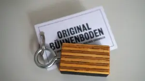 Bühnenboden aus dem Berliner Ensemble. Der Boden hatte einen Wasserschaden und ist in kleinen Stücken heraus getrennt worden. Ein Stück Berlin im Kleinformat.
