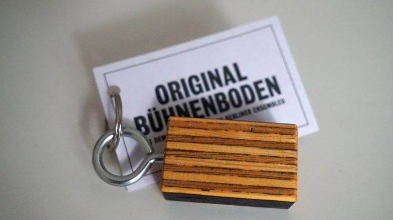 Bühnenboden aus dem Berliner Ensemble. Der Boden hatte einen Wasserschaden und ist in kleinen Stücken heraus getrennt worden.