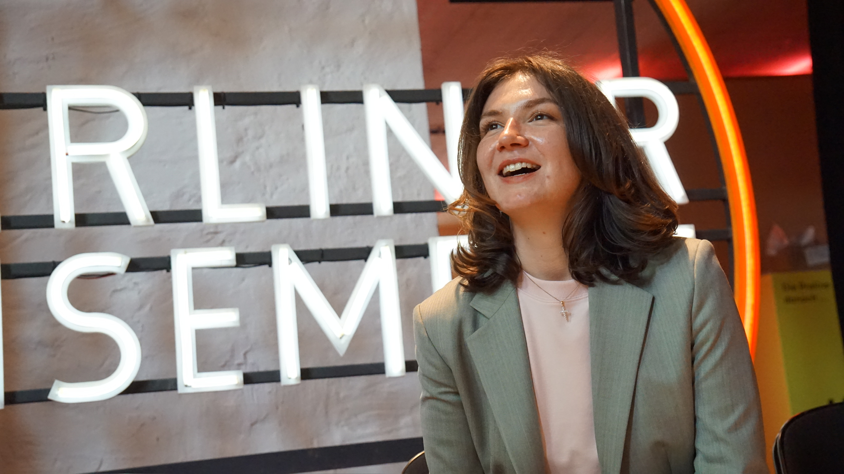 Lina-Luisa Sittig vor dem Schriftzug des Berliner Ensemble in Berlin