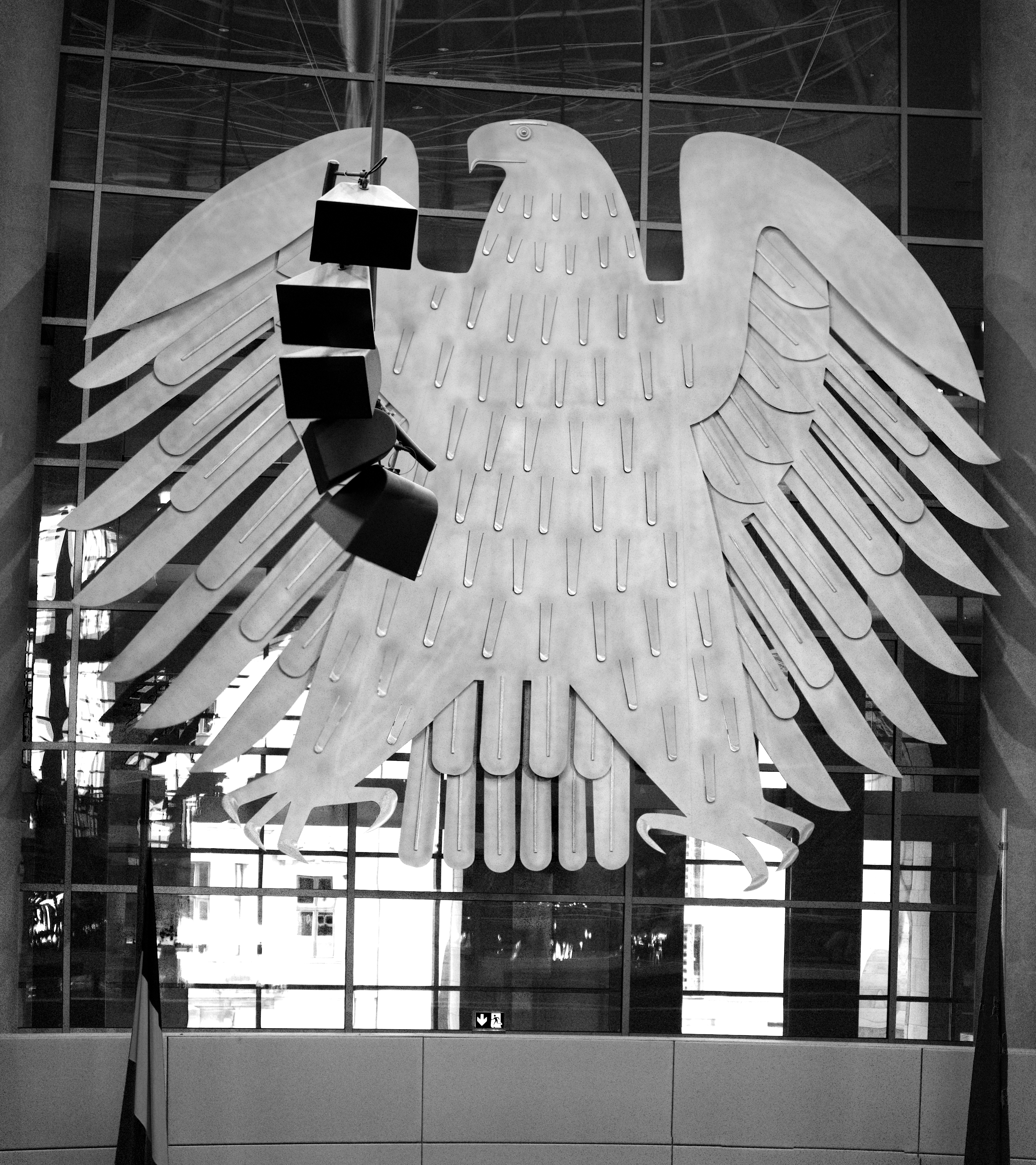 Reichstag-Adler aus Aluminium im Plenum des Deutschen Bundestags — Nahaufnahme der Flügelskulptur
