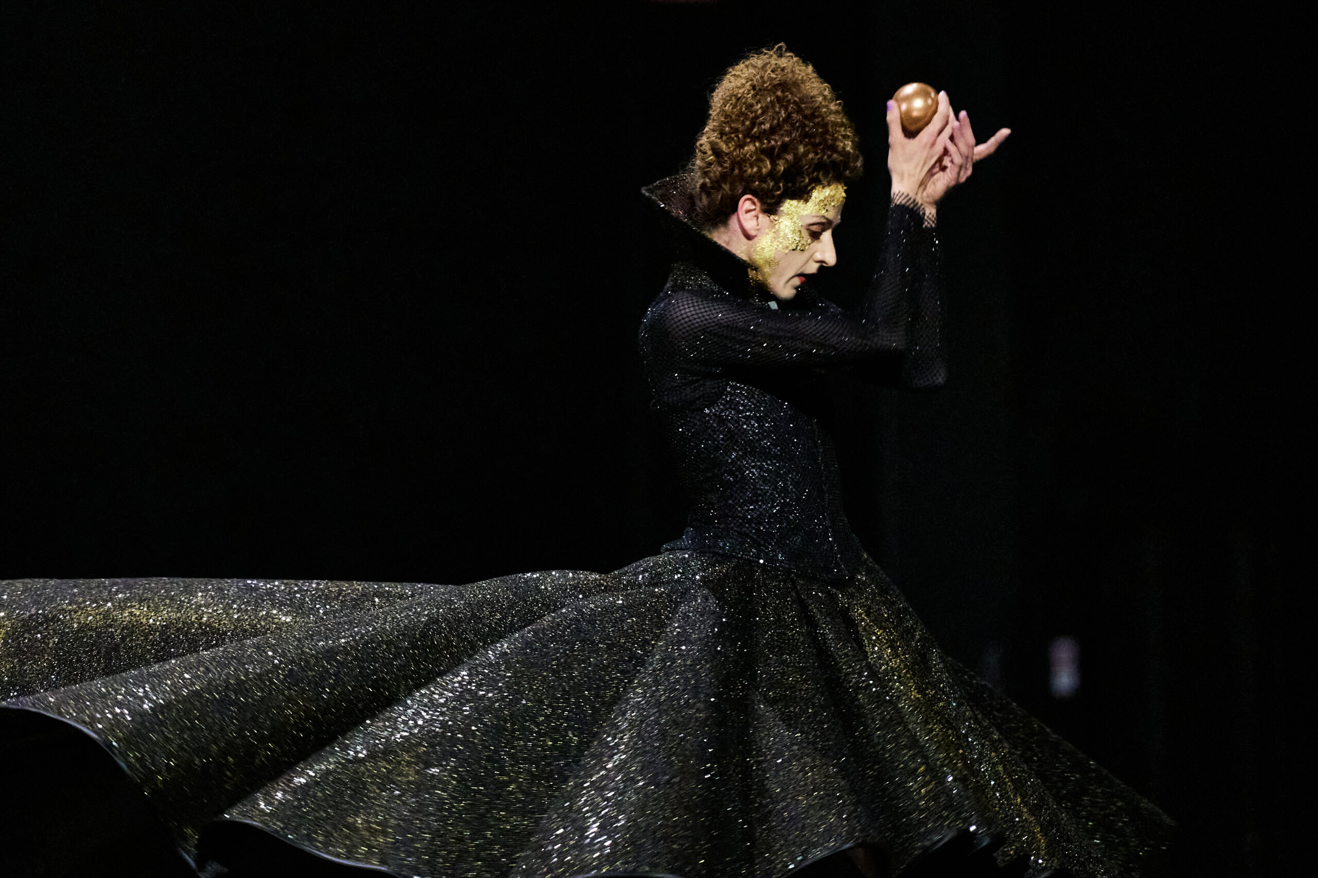 Weronika Frodyma als Queen in Christian Spucks Fearful Symmetries, Staatsballett Berlin 2026, Foto: Carlos Quezada