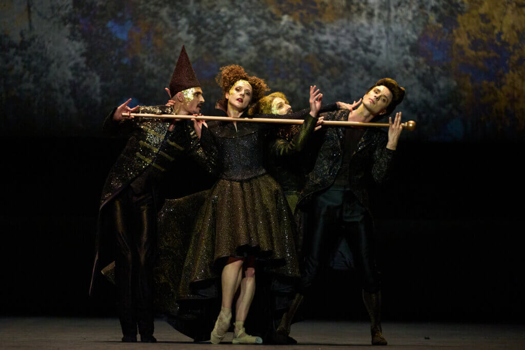 Dominik White Slavkovský, Ross Martinson, Weronika Frodyma und Jan Casier in Christian Spucks Fearful Symmetries, Staatsballett Berlin 2026, Foto: Carlos Quezada